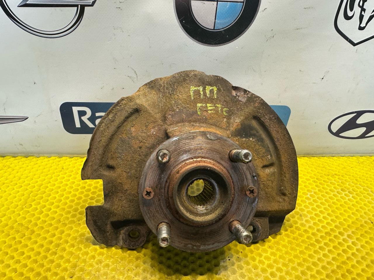 кулак поворотный правый Hyundai Getz 1 поколение 2005, 1.3 л., G4EA, бензин, МКПП, красный, передний привод - фото №1