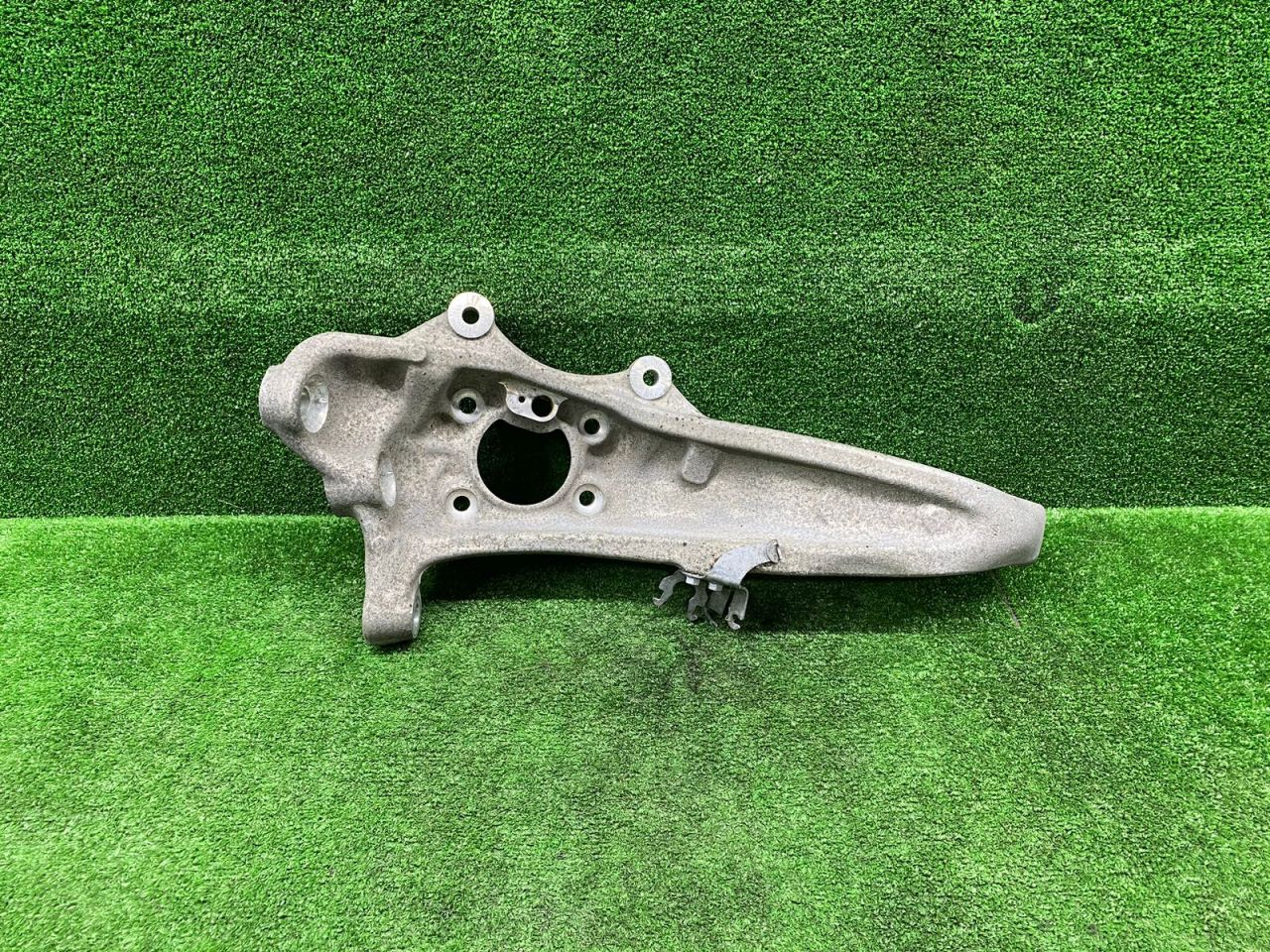 кулак поворотный левый BMW 5 серия G30/G31 G30 2018, 3.0 л., B57 D30 A, дизель, АКПП, седан, задний привод, правый руль, 6884381, 31206884381 - фото №1