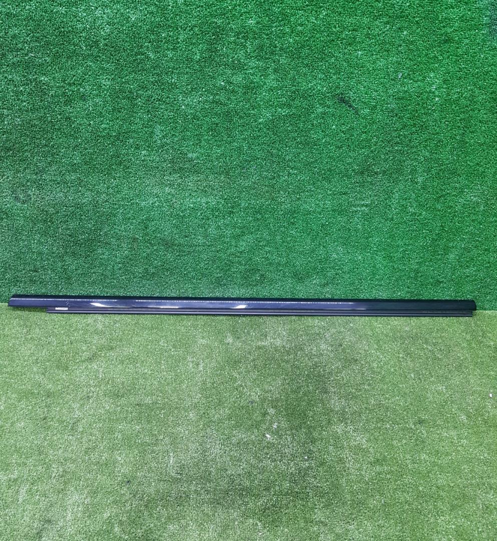 молдинг двери передней правой BMW M4 G82/G83 G82 2022, 3.0 л., S58B30A, бензин, АКПП, sao paulo gelb (c4h), купе, 7482750, 51337482750 - фото №1