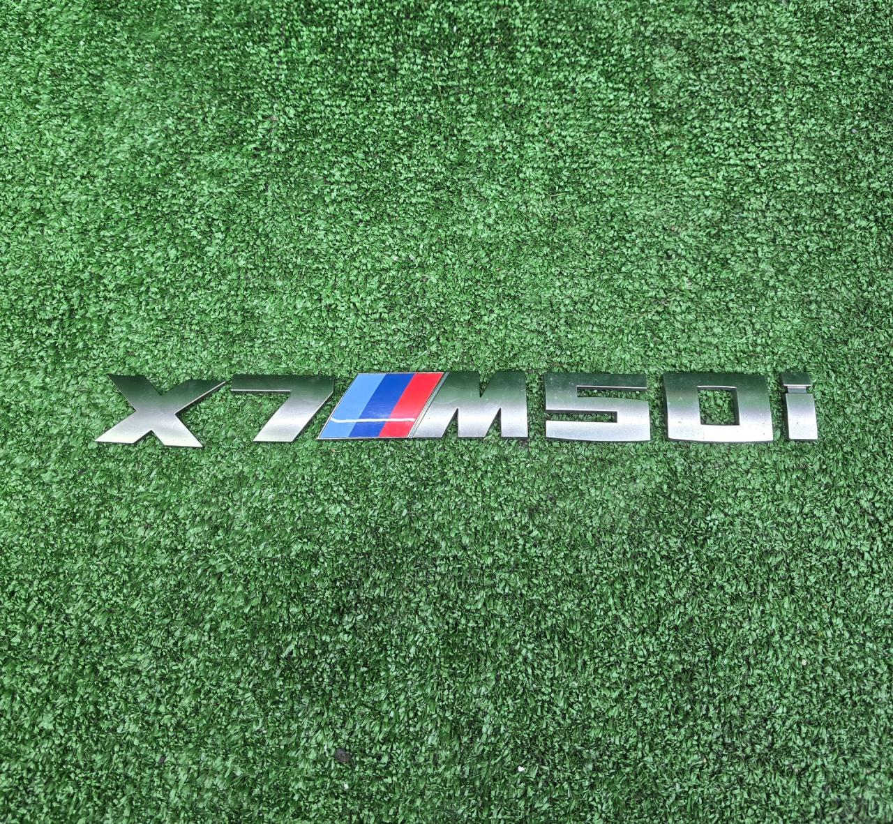 эмблема BMW X7 G07 2021, 4.4 л., N63B44D, бензин, 416 carbon-schwarz, внедорожник 5 дв., полный привод, 8093998, 8093998 - фото №1