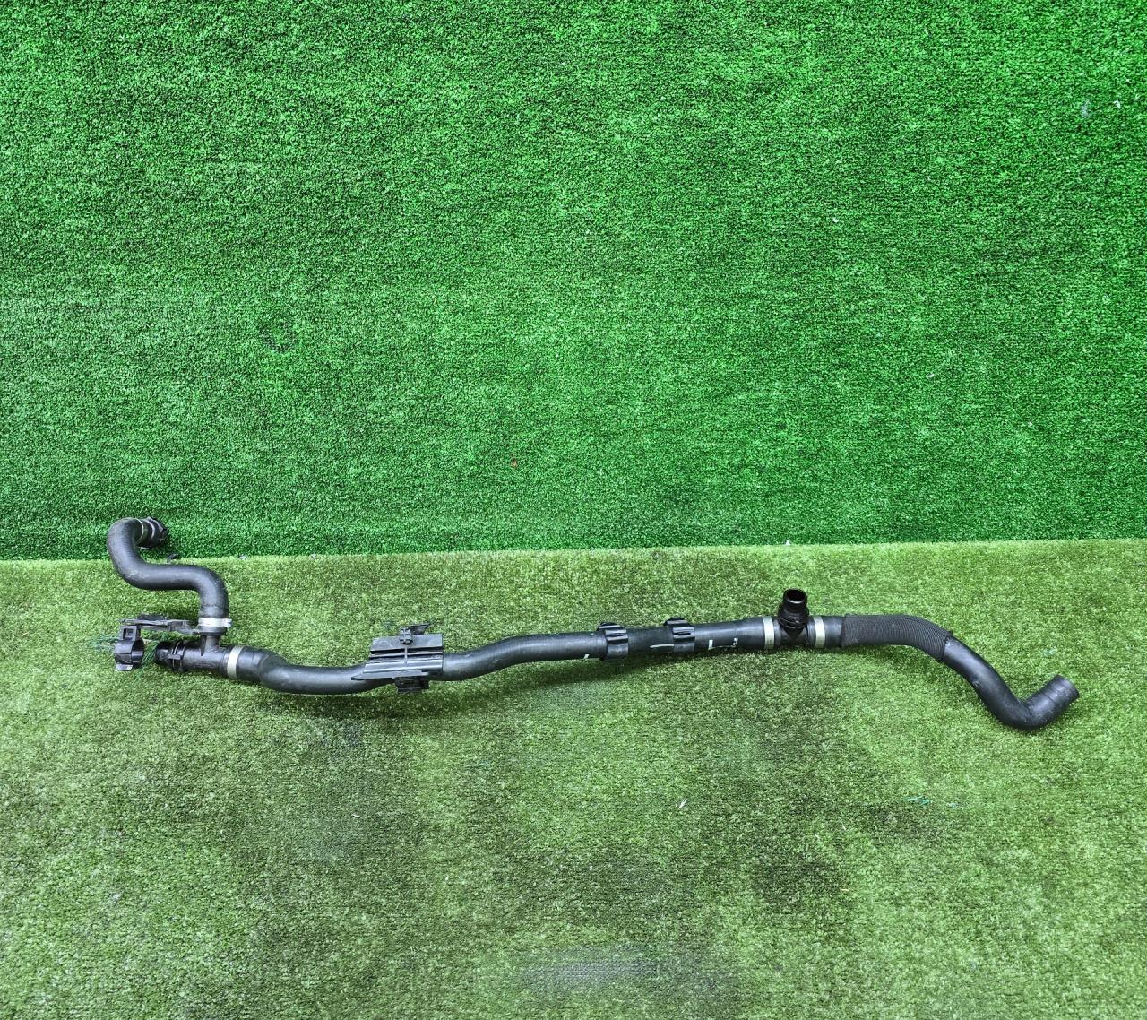 патрубок радиатора BMW X7 G07 2021, 4.4 л., N63B44D, бензин, 416 carbon-schwarz, внедорожник 5 дв., полный привод, 6821654, 64216821654 - фото №1