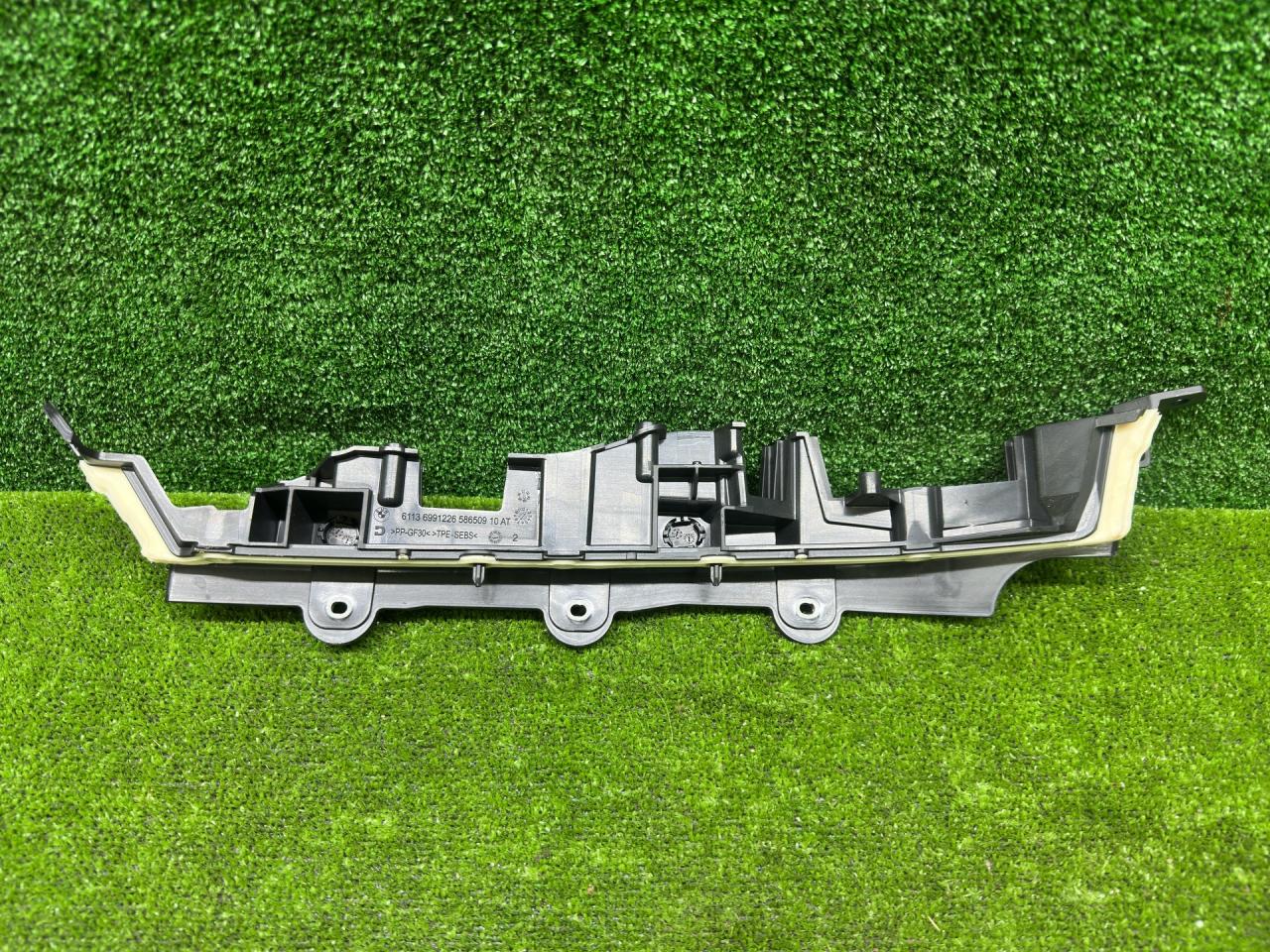 планка под капот BMW 4 серия G22/G23 G22 2022, 2.0 л., B47 D20 B, дизель, АКПП, arctic race blue metallic (c4f), купе, полный привод, 6991226, 61136991226 - фото №1