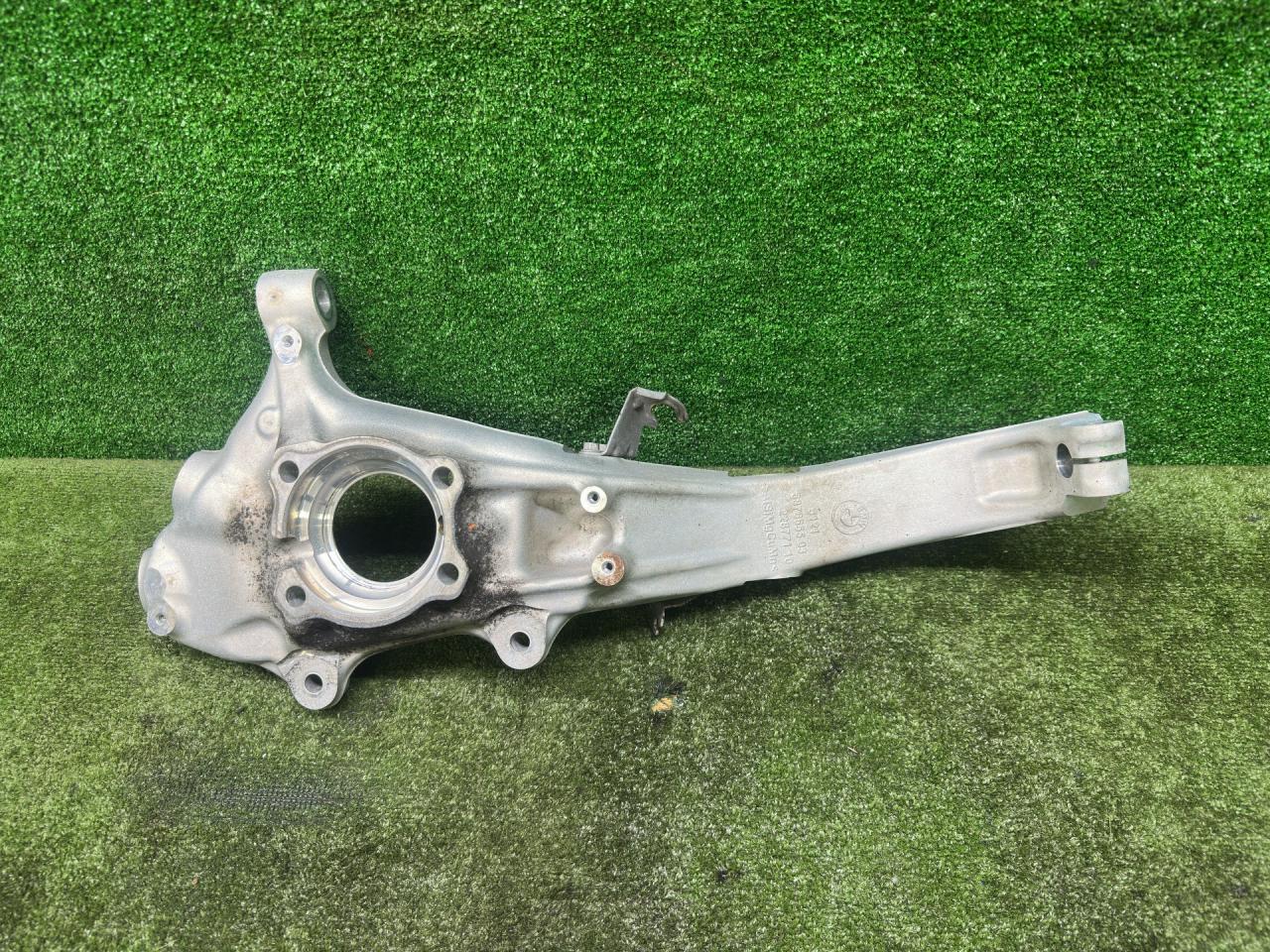 кулак поворотный левый BMW X7 G07 2021, 4.4 л., N63B44D, бензин, 416 carbon-schwarz, внедорожник 5 дв., полный привод, 6876655, 31216876655 - фото №1