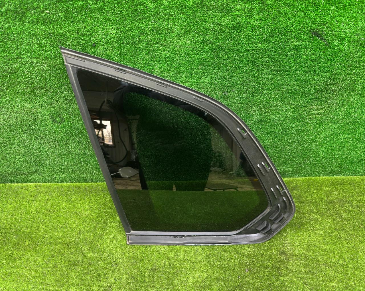 стекло кузовное боковое левое BMW X5 G05 2019, 3.0 л., B58B30C, бензин, АКПП, a300, внедорожник 5 дв., полный привод, 7444077, 7444077 - фото №1