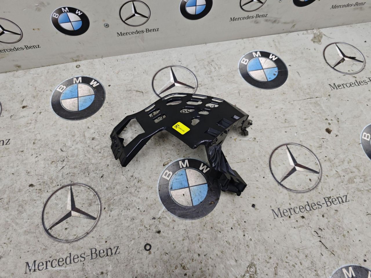 Крепления ( кронштейн ) крыла передний левый BMW 2023, 4.4 л., бензин, a96, полный привод, правый руль, 9881245 - фото №1
