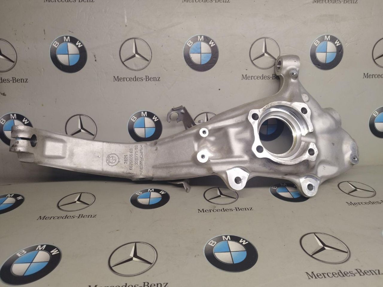 кулак поворотный правый BMW 2023, 3.0 л., B58 B30 A, бензин, 475, 6876656 - фото №1