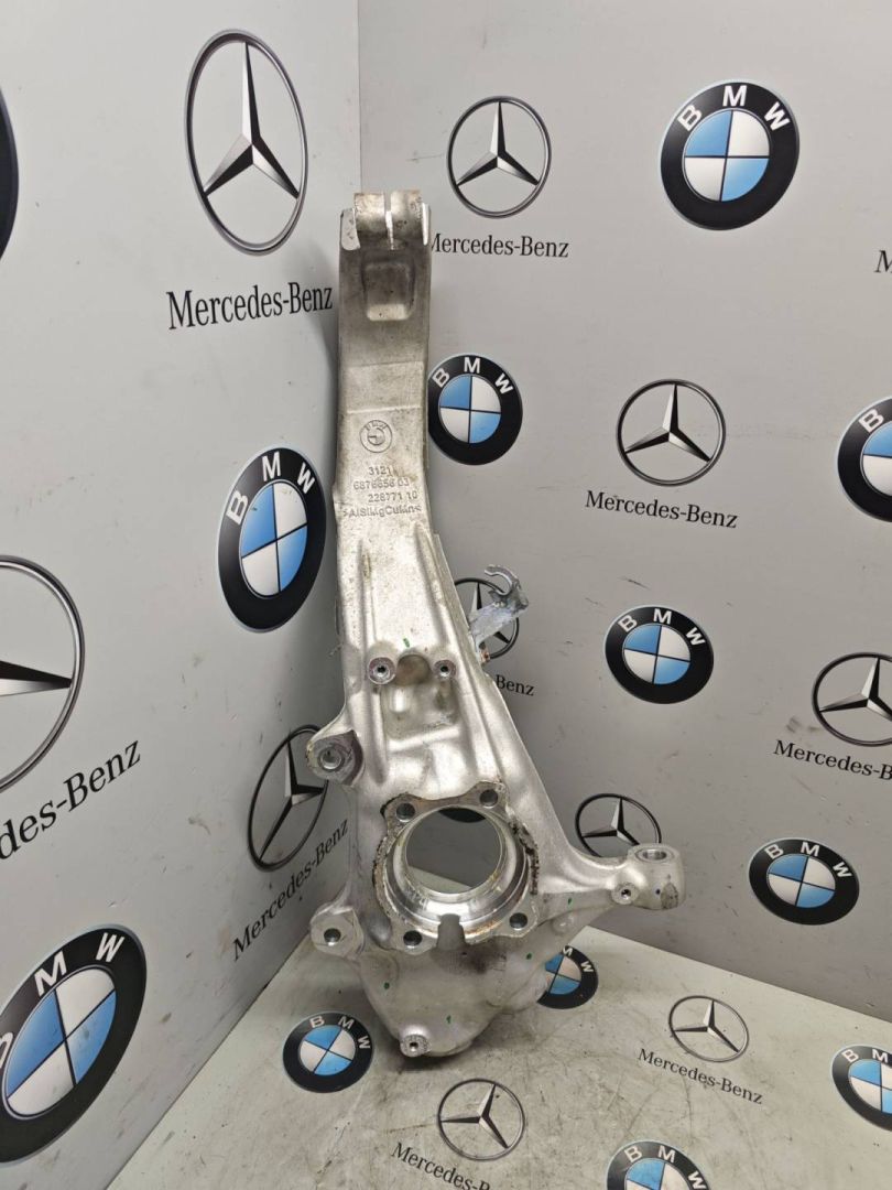 кулак поворотный правый BMW 2025, 3.0 л., бензин, 6876656 - фото №1