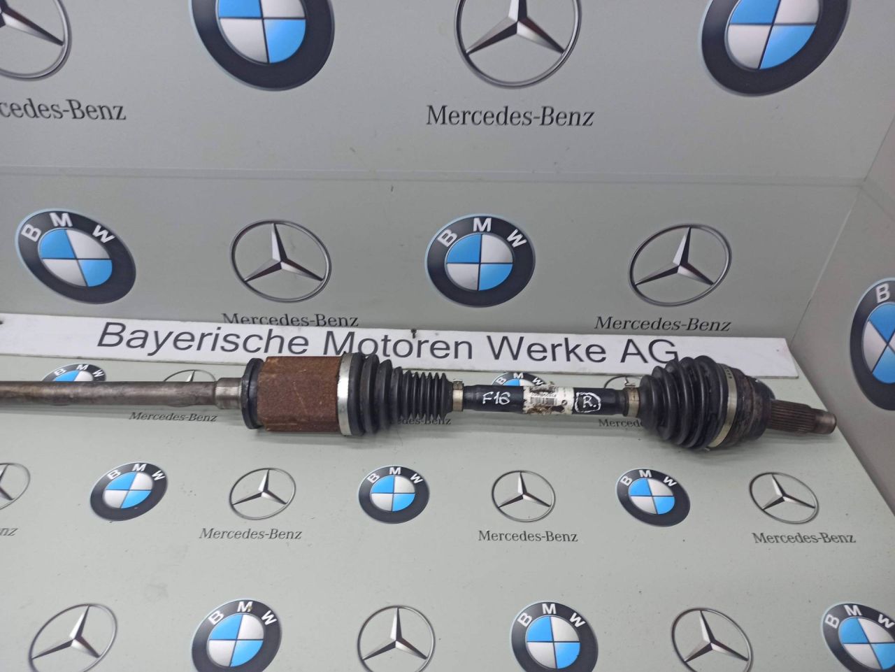 полуось передняя правая (приводной вал, ШРУС) BMW X6 F16 2016, 3.0 л., бензин, правый руль, 7629880 - фото №1