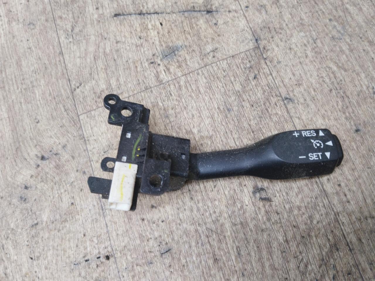 кнопки управления на руле Toyota Corolla Verso 2 поколение AR10 2007, 2.2 л., дизель, МКПП, передний привод - фото №1