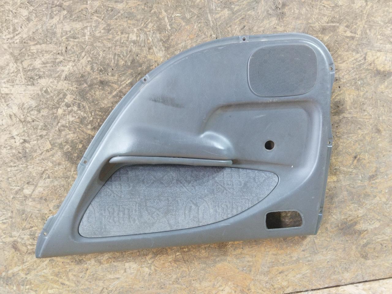 обшивка двери задняя правая Toyota Avensis 1 поколение (T220) 2000, 2.0 л., дизель, МКПП, седан - фото №1