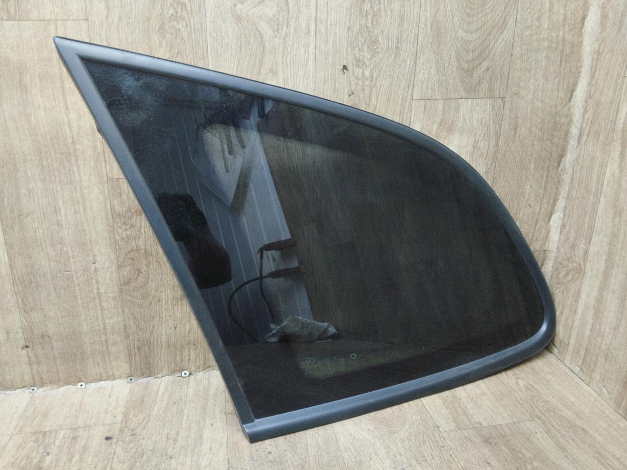 стекло кузовное боковое левое Hyundai Santa Fe 2 поколение (CM) 2005, 2.2 л., дизель, АКПП, внедорожник 5 дв. - фото №1