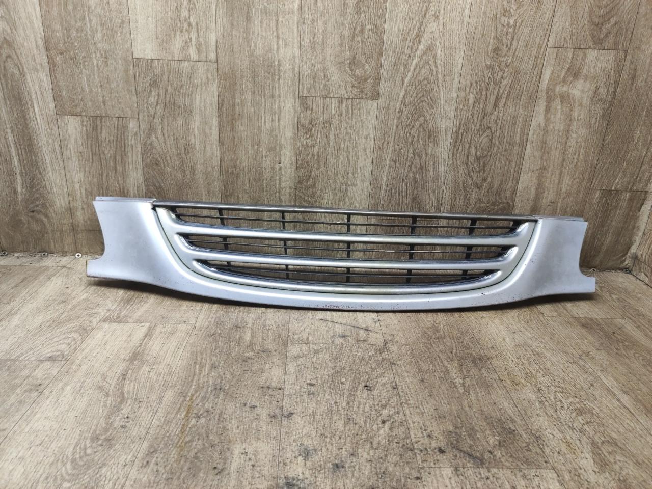решетка радиатора Toyota Avensis 1 поколение (T220) 2000, 2.0 л., дизель, МКПП, седан - фото №1