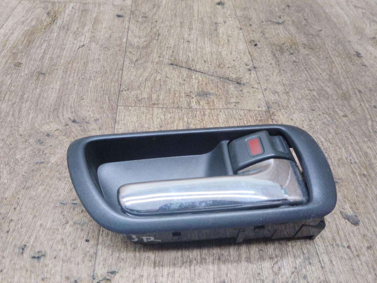 ручка внутренняя задняя правая Toyota Corolla Verso 2 поколение AR10 2007, 2.2 л., дизель, МКПП, передний привод, 69205-0F01 - фото №1