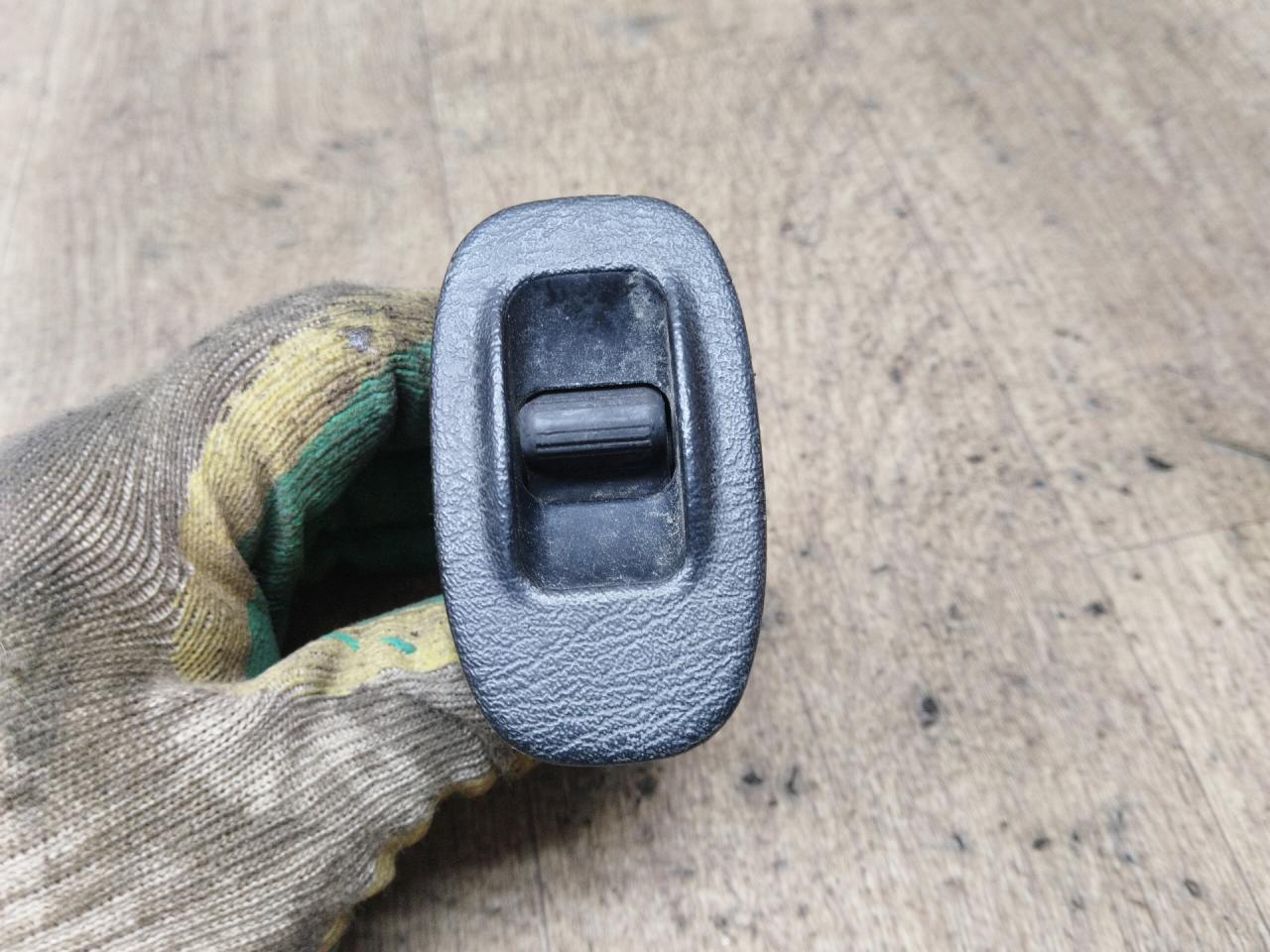 кнопка стеклоподъемника двери передней правой Toyota Carina E 1 поколение T190 1995, 1.8 л., 7A-FE, бензин, МКПП, универсал, передний привод - фото №1