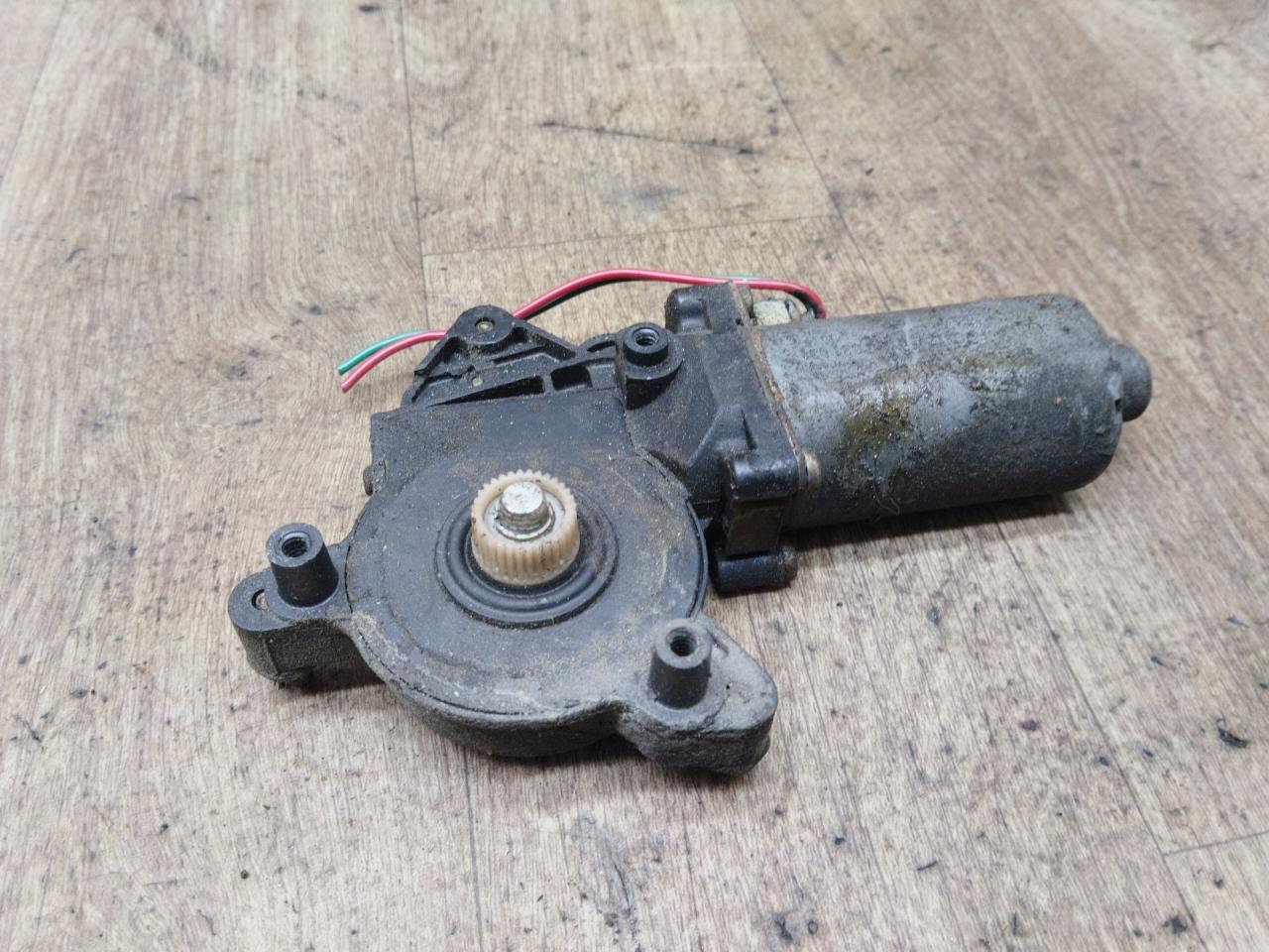 моторчик стеклоподъемника задний правый Toyota Carina E 1 поколение T190 1995, 1.8 л., 7A-FE, бензин, МКПП, универсал, передний привод - фото №1