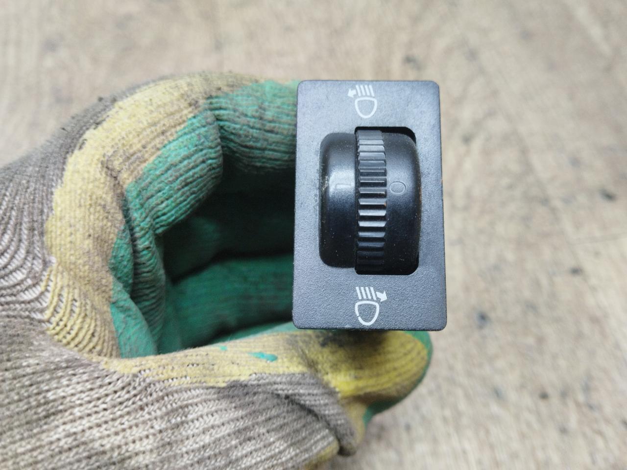 кнопка корректора фар Toyota Carina E 1 поколение T190 1995, 1.8 л., 7A-FE, бензин, МКПП, универсал, передний привод - фото №1