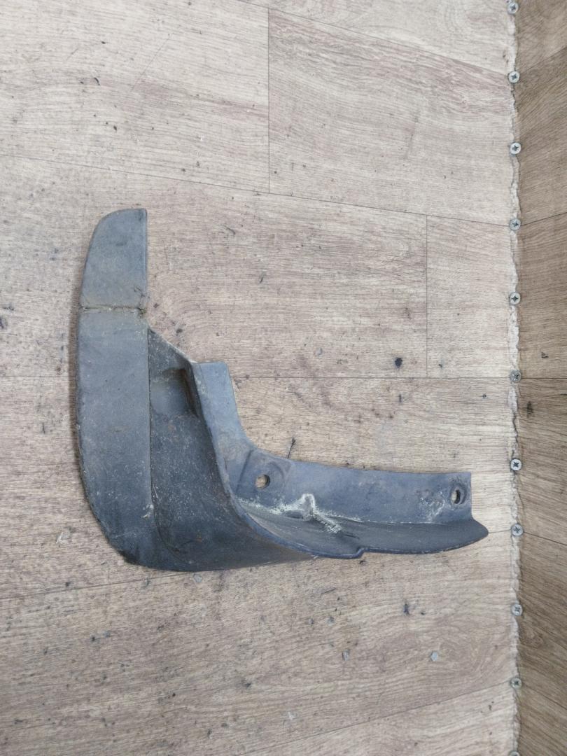 брызговик правый передний перед. Toyota Carina E 1 поколение T190 1995, 1.8 л., 7A-FE, бензин, МКПП, универсал, передний привод - фото №1