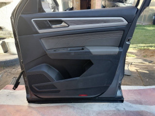 обшивка двери передняя правая Volkswagen Atlas Cross Sport 1 поколение 2022, 2.0 л., бензин, АКПП, внедорожник 5 дв.