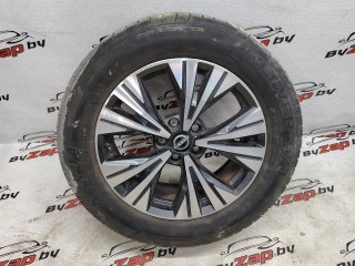 шина Nissan Rogue T33 2022, 1.5 л., бензин, АКПП, черный, внедорожник 5 дв., передний привод