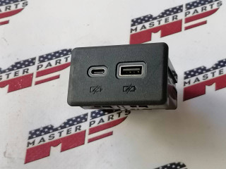 разъем AUX / USB Cadillac XT6 1 поколение 2020, 3.6 л., бензин, АКПП, черный, внедорожник 5 дв., передний привод, 13525891