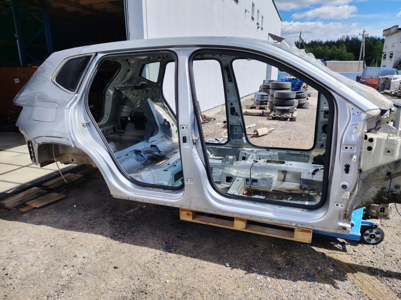 порог правый Volkswagen Taos 1 поколение 2024, 1.5 л., бензин, АКПП, серый, внедорожник 5 дв., передний привод - фото №1
