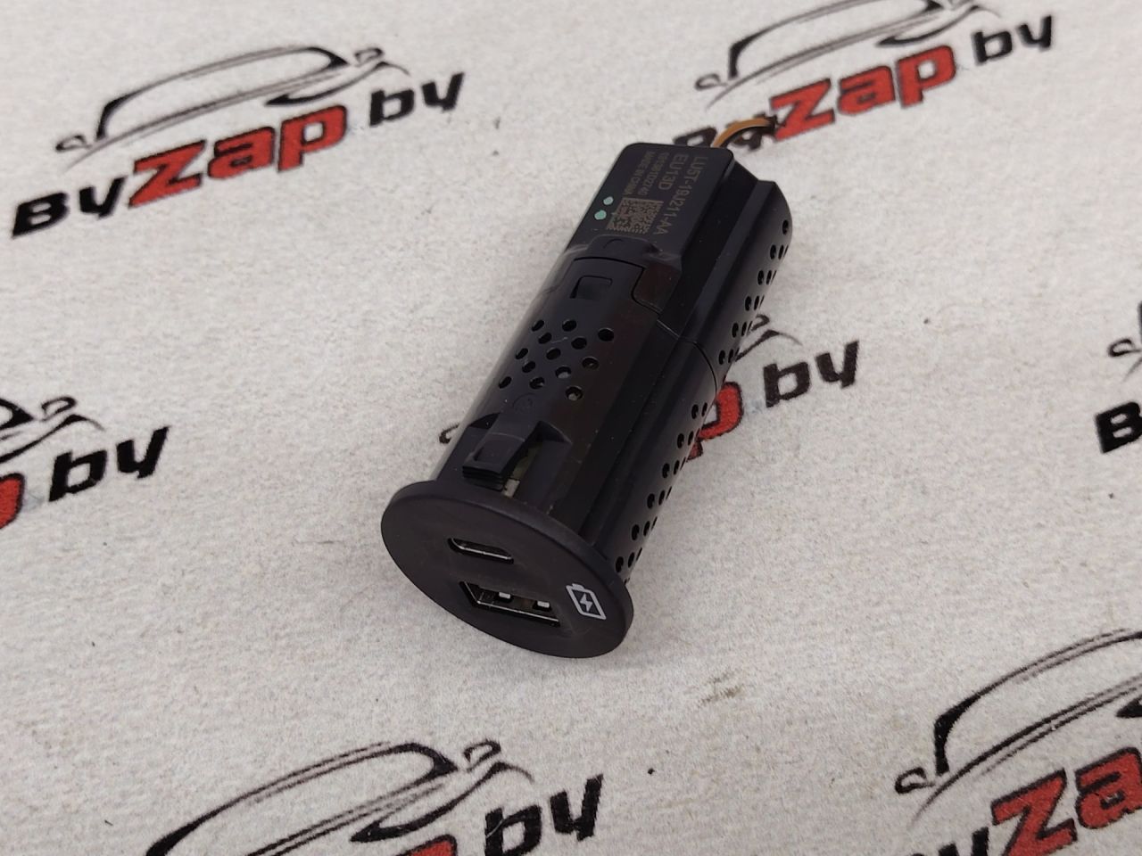 разъем AUX / USB Lincoln Aviator 2 поколение 2020, 3.0 л., бензин, АКПП, белый, внедорожник 5 дв., полный привод, LU5T-19J211-AA - фото №1