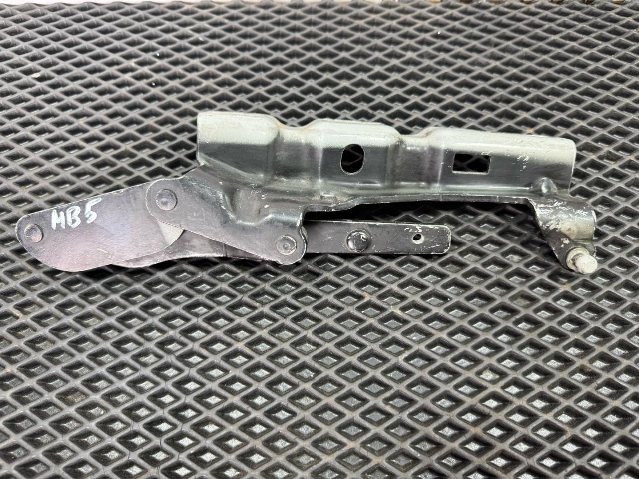 петля капота Mercedes-Benz C-Класс W203/S203/CL203 2002, 2.0 л., M 111.955, бензин, МКПП, купе - фото №1