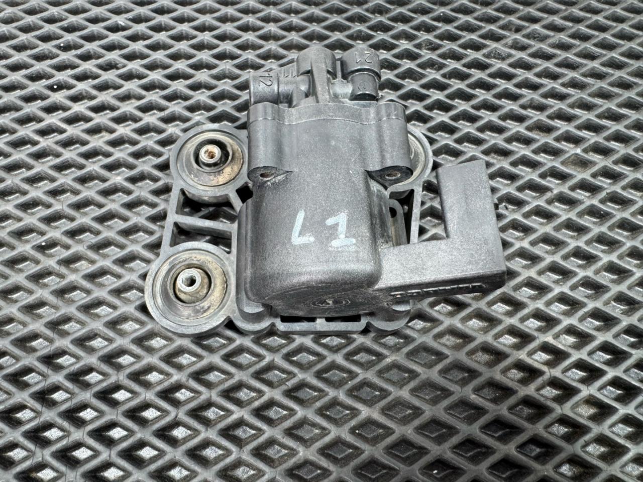 клапан компрессора пневмоподвески Land Rover Range Rover 3 поколение 2002, 2.9 л., M 57 D 30, дизель, АКПП, внедорожник 5 дв. - фото №1