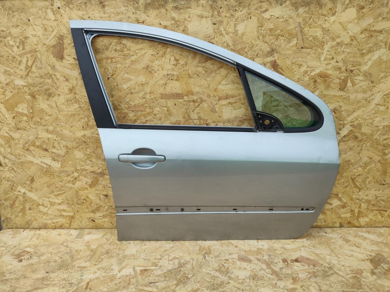 дверь передняя правая Peugeot 307 1 поколение 2002, 1.6 л., NFU (TU5JP4), бензин, МКПП, универсал - фото №1
