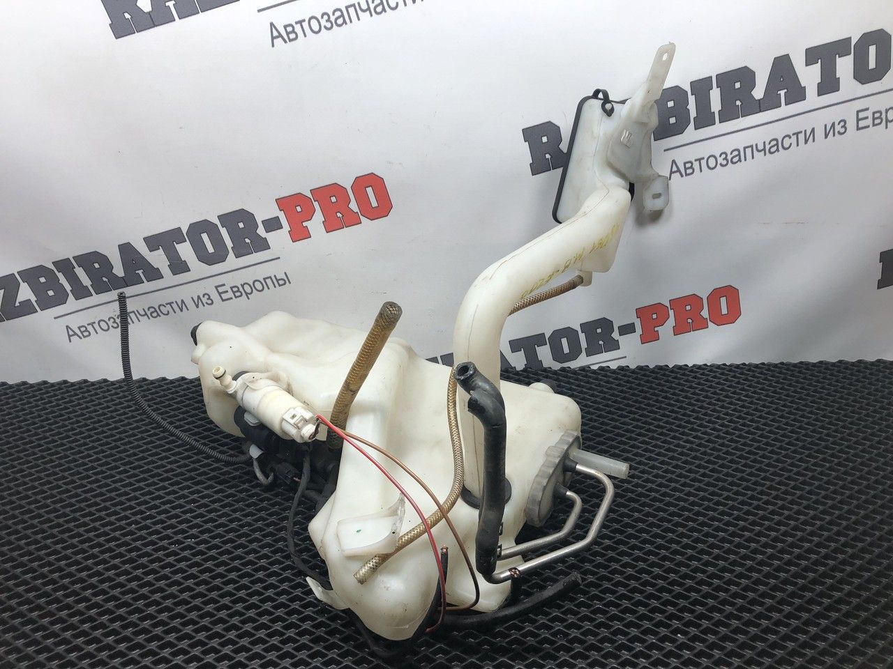 бачок омывателя Mercedes-Benz E-Класс W211/S211 W211 2003, 1.8 л., M 271.941, бензин, АКПП, c185 melanitschwarz, универсал, правый руль, A2118600760 - фото №1