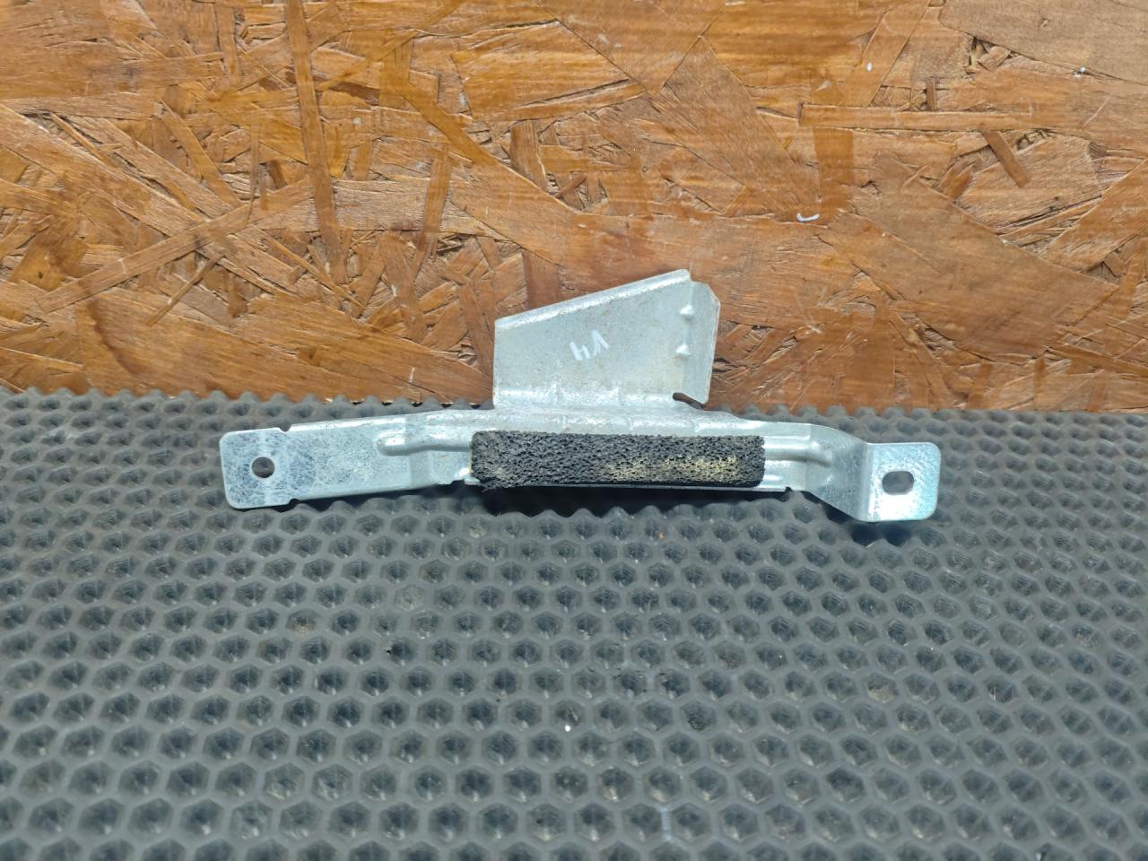 кронштейн (крепление) Volvo V70 2 поколение 2002, 2.4 л., B 5244 T3, бензин, МКПП, универсал - фото №1