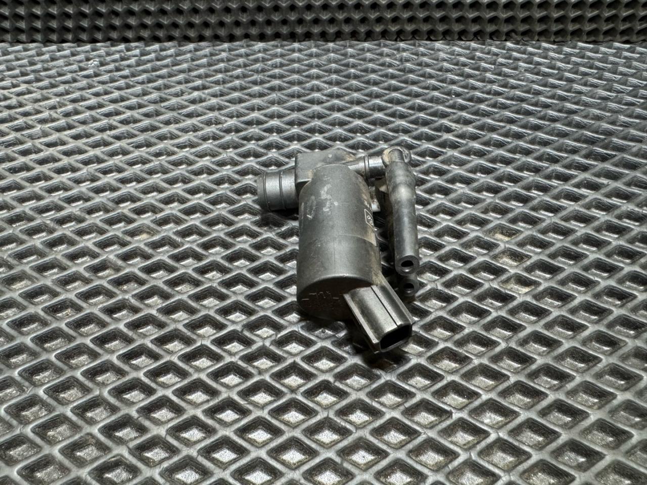 насос (моторчик) омывателя стекла Volvo XC90 1 поколение 2006, 2.4 л., D 5244 T, дизель, АКПП, 455 titanium grey pearl, внедорожник 5 дв., правый руль, 1S7117K624FE - фото №1