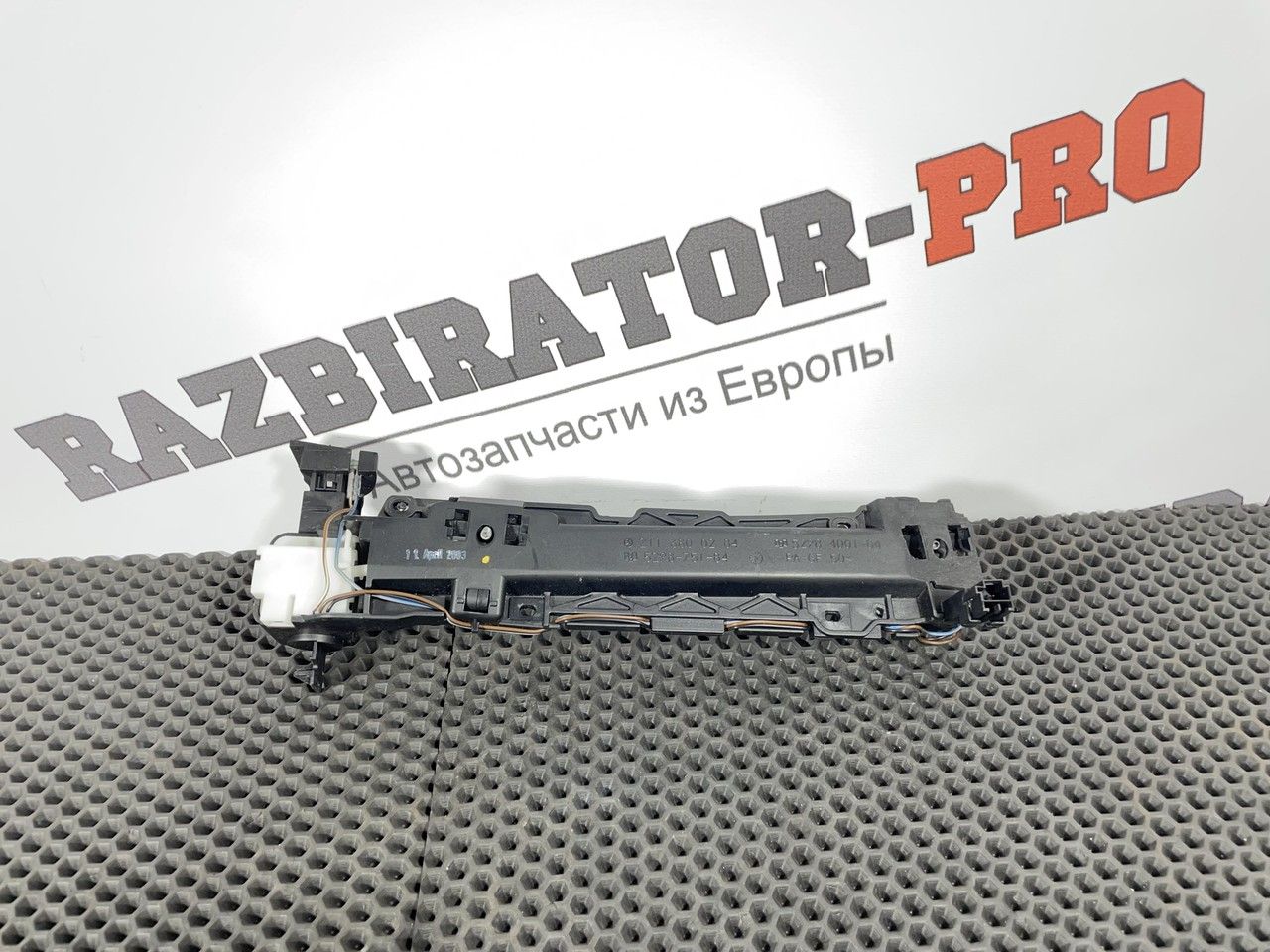 замок бардачка Mercedes-Benz E-Класс W211/S211 W211 2003, 1.8 л., M 271.941, бензин, АКПП, c185 melanitschwarz, универсал, правый руль, A2116800284 - фото №1