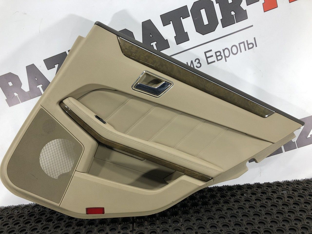 обшивка двери задняя правая Mercedes-Benz E-Класс W212/S212/C207/A207 W212 2010, 2.1 л., OM 651.925, дизель, 6МКПП, седан, A2127300248, A2127301022, A2127370488, A2127300448, A0028201901, A2127300270, A2127600461, A2127301070, A2127300274, A2127370288, A2127370090, A2128250210, A21273002394, A2124405933, A2049055502 - фото №1