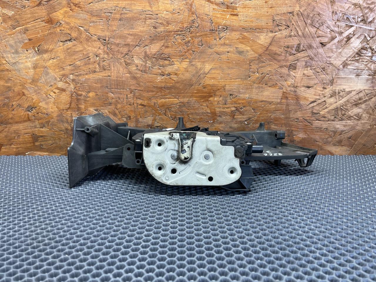 замок двери задней левой Ford C-Max 2 поколение CB7 2013, 1.0 л., M2DA, бензин, МКПП, минивэн - фото №1