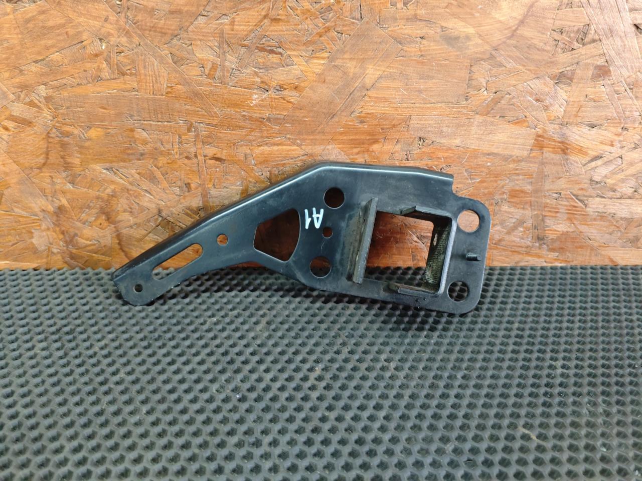 кронштейн (крепление) Audi A6 4F/C6 2004, 3.2 л., AUK, бензин, АКПП, седан, 4F0805500 - фото №1