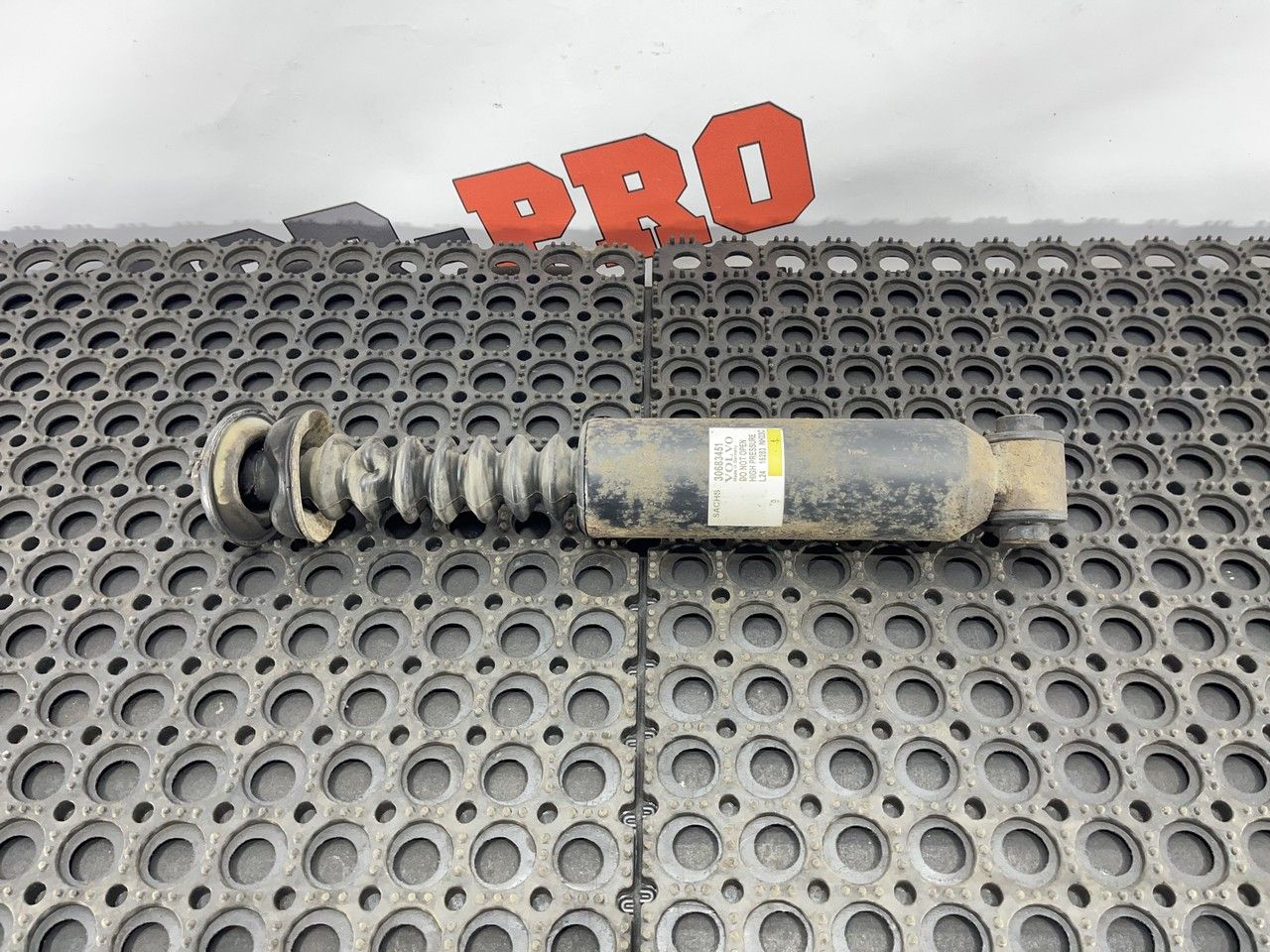 амортизатор задний Volvo XC90 1 поколение 2006, 2.4 л., D 5244 T, дизель, АКПП, 455 titanium grey pearl, внедорожник 5 дв., правый руль, 30683451 - фото №1