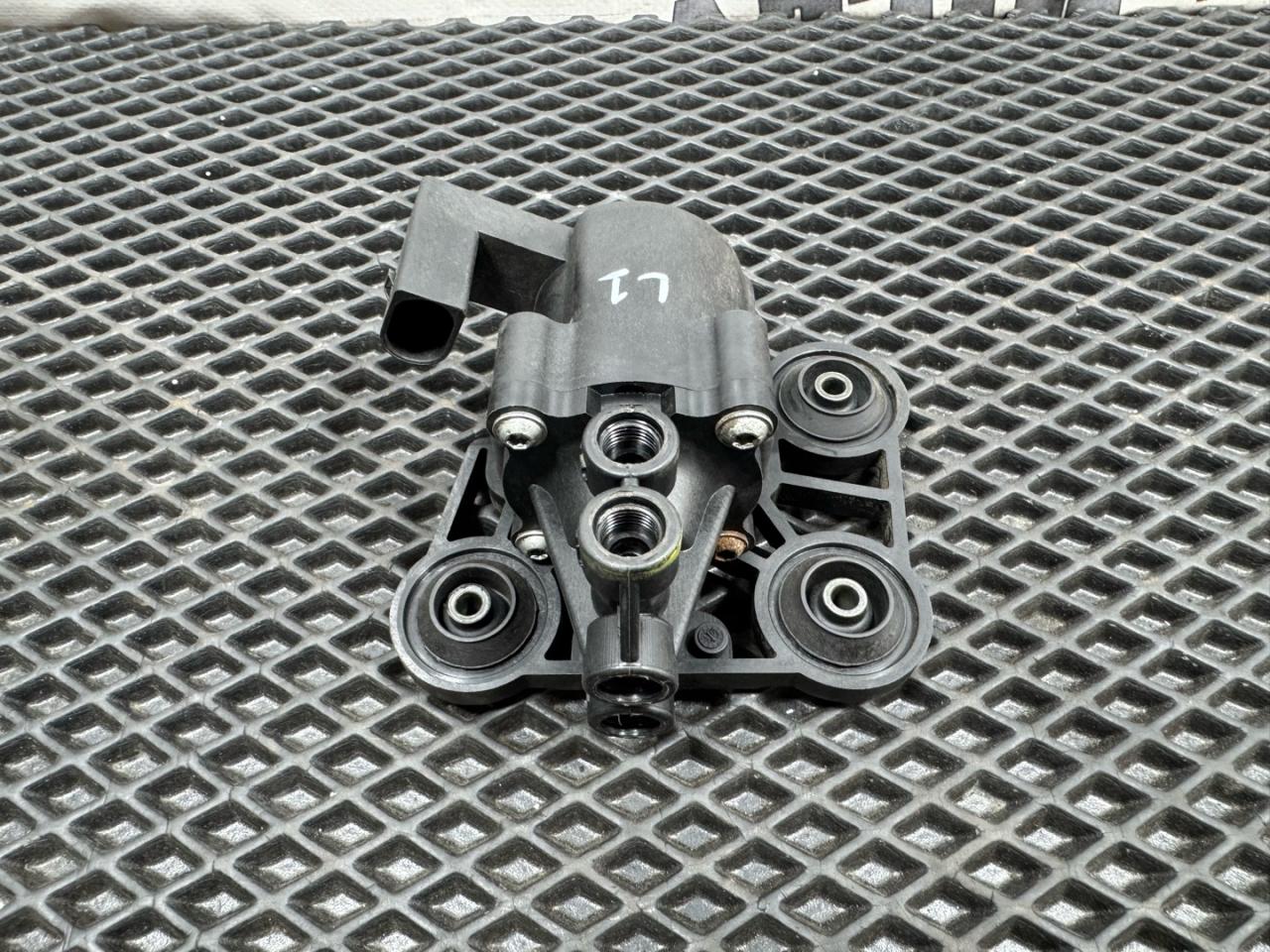 блок клапанов пневмоподвески Land Rover Range Rover 3 поколение 2002, 2.9 л., M 57 D 30, дизель, АКПП, внедорожник 5 дв. - фото №1
