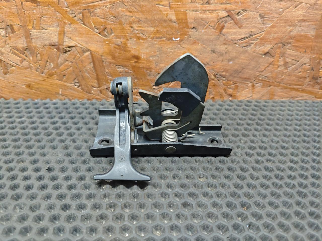 захватный крюк капота Mercedes-Benz E-Класс W211/S211 2005, 3.0 л., M 272.944, бензин, АКПП, универсал - фото №1