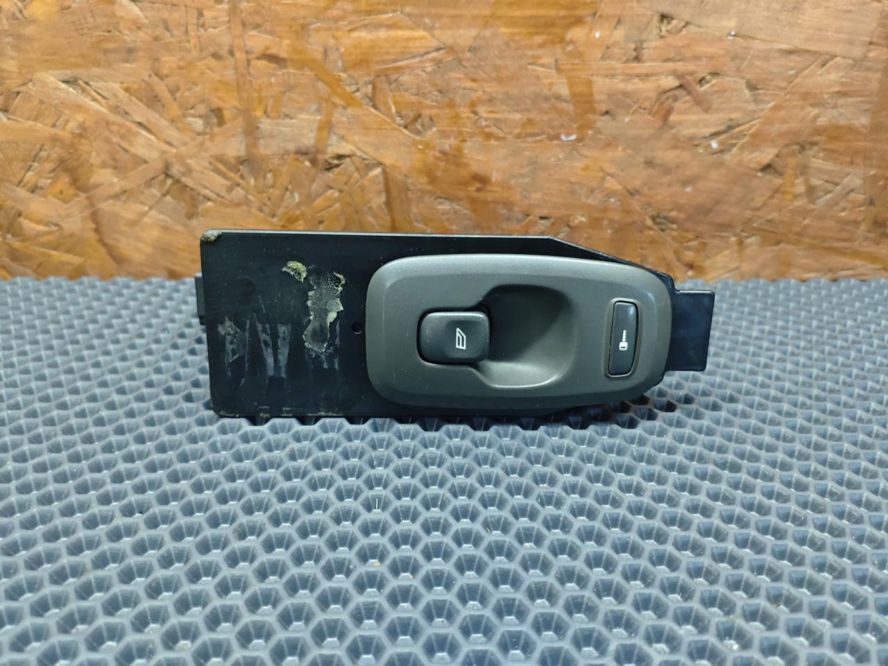 кнопка стеклоподъемника двери Volvo V70 2 поколение 2002, 2.4 л., B 5244 T3, бензин, МКПП, универсал - фото №1