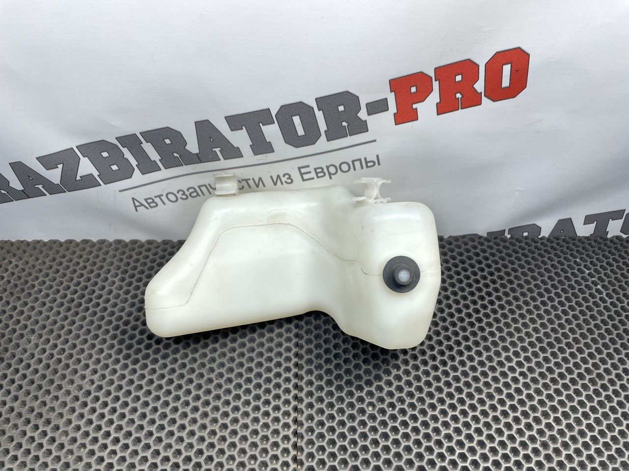 бачок омывателя Mercedes-Benz E-Класс W211/S211 W211 2003, 1.8 л., M 271.941, бензин, АКПП, c185 melanitschwarz, универсал, правый руль, A2118602260 - фото №1