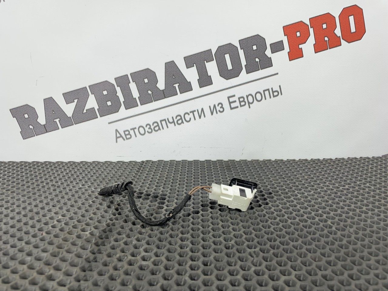 концевик дверной Mercedes-Benz E-Класс W211/S211 W211 2003, 1.8 л., M 271.941, бензин, АКПП, c185 melanitschwarz, универсал, правый руль, A2028209410 - фото №1