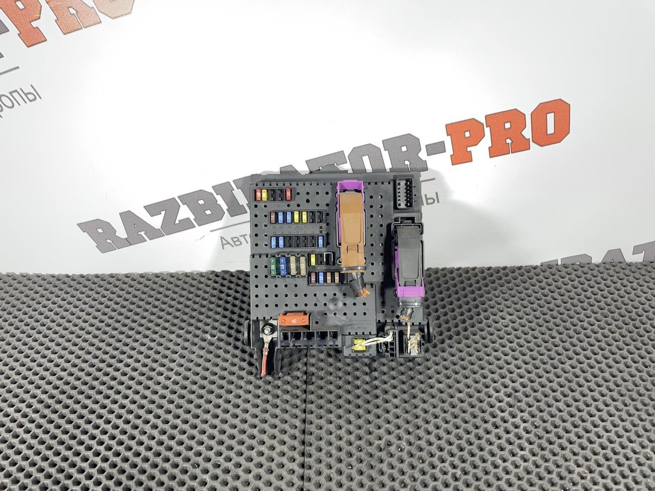 блок предохранителей Volvo XC90 1 поколение 2006, 2.4 л., D 5244 T, дизель, АКПП, 455 titanium grey pearl, внедорожник 5 дв., правый руль, 30728512 - фото №1