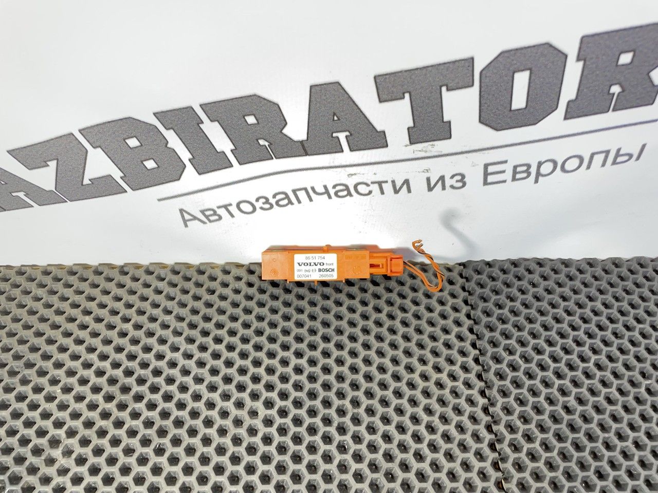 датчик удара Volvo XC90 1 поколение 2006, 2.4 л., D 5244 T, дизель, АКПП, 455 titanium grey pearl, внедорожник 5 дв., правый руль, 8651754 - фото №1