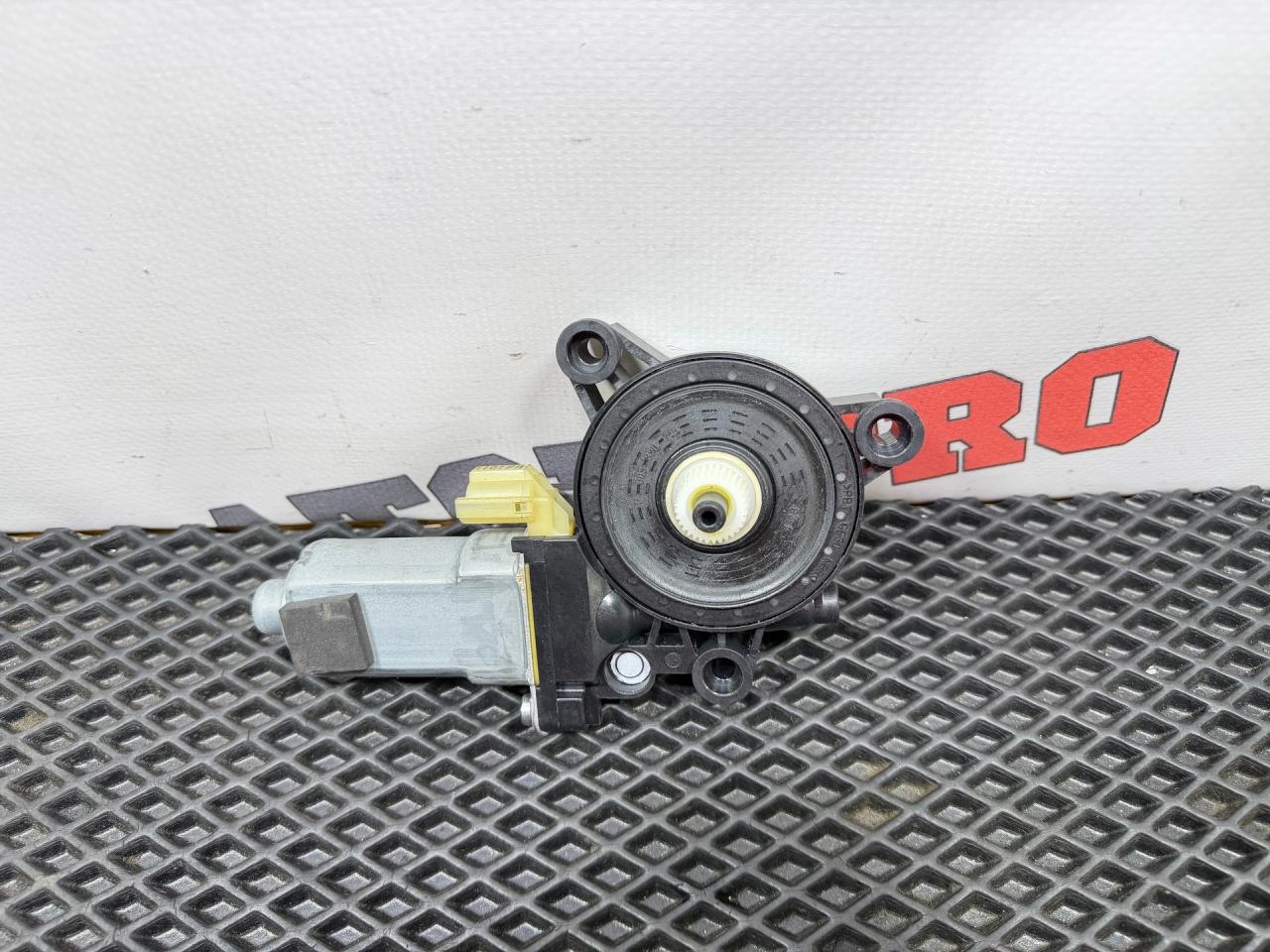 моторчик стеклоподъемника задний правый Hyundai i40 1 поколение VF 2011, седан - фото №1