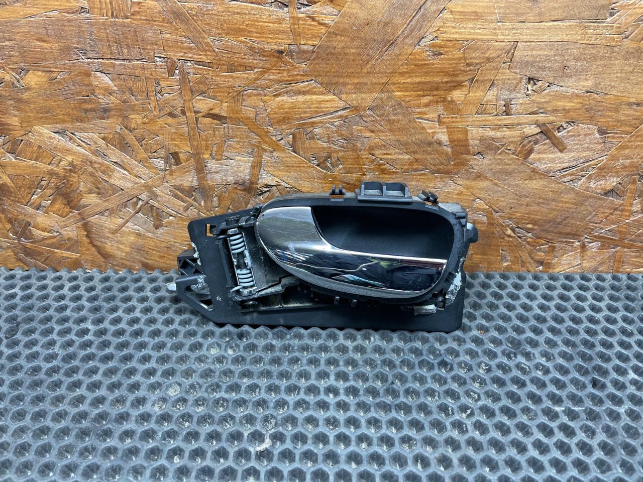 ручка внутренняя задняя левая Peugeot 307 1 поколение 2002, 1.6 л., NFU (TU5JP4), бензин, МКПП, универсал, 9643604577 - фото №1