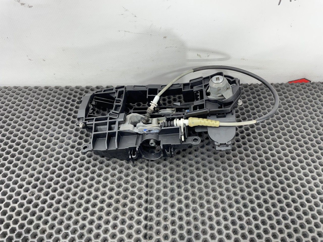 скелет ручки двери передней левой BMW 5 серия F07/F10/F11 F11 2010, 3.0 л., N57 D30 A, дизель, АКПП, универсал, 51217265083 - фото №1