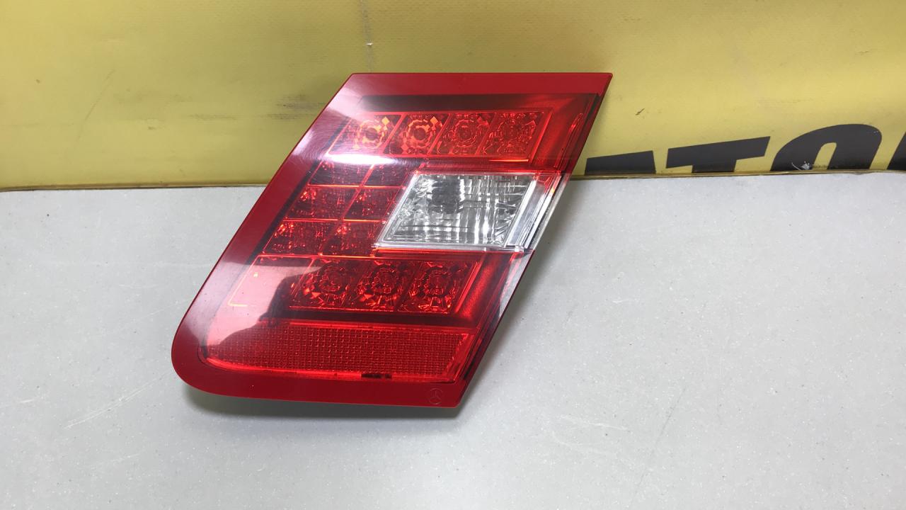фонарь крышки багажника правый Mercedes-Benz E-Класс W212/S212/C207/A207 W212 2009, 2.1 л., OM 651.924, дизель, 6МКПП, 040, седан, задний привод, правый руль, A2128200864, 2128200864 - фото №1
