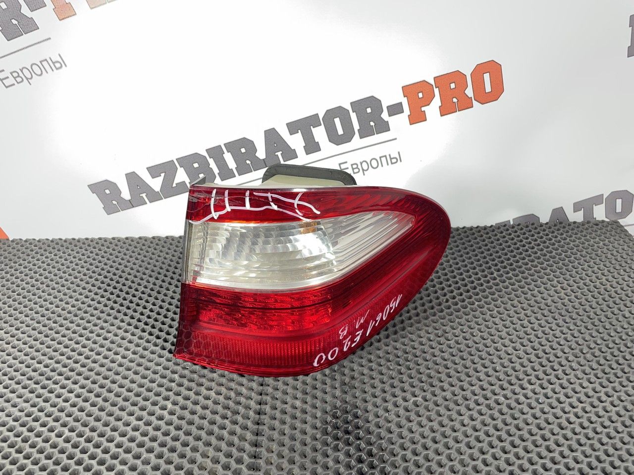 фонарь задний правый Mercedes-Benz E-Класс W211/S211 W211 2003, 1.8 л., M 271.941, бензин, АКПП, c185 melanitschwarz, универсал, правый руль, A2118201664 - фото №1