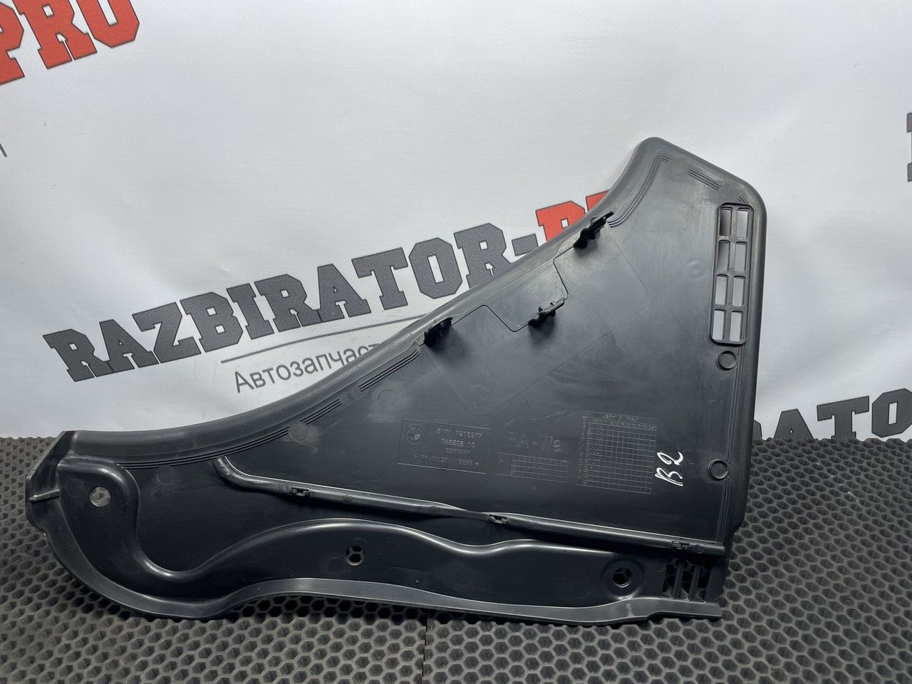 уголок жабо BMW 5 серия F07/F10/F11 F11 2010, 3.0 л., N57 D30 A, дизель, АКПП, универсал, 51717216977 - фото №1